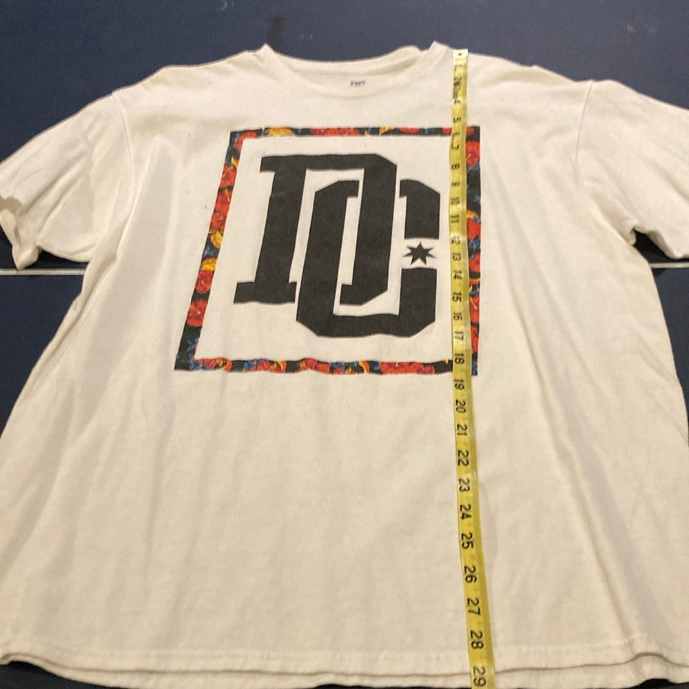 DC trademark. White with black and Hawaiian graphics extra large T-shirt.